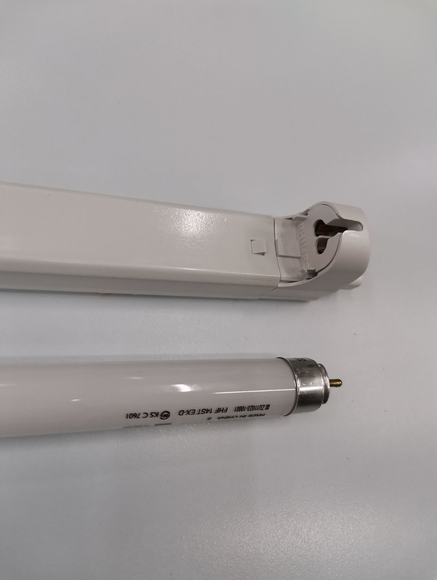 Philips 14W T5 fluorescent tube daylight with end caps in a clear plastic fixture