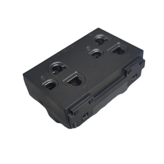 Omni universal outlet with ground 16A 250V designed for safe and versatile electrical connections