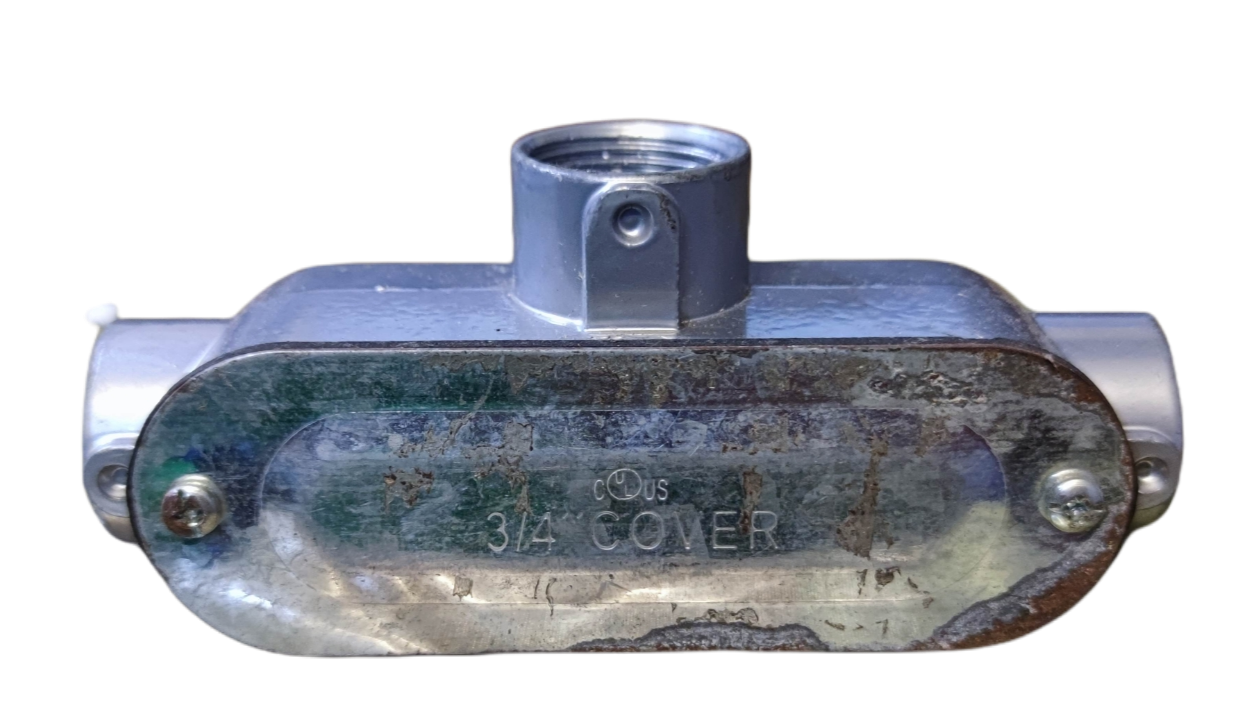 20mm Metal Tee Conduit electrical part with rusted metal finish for wiring connections