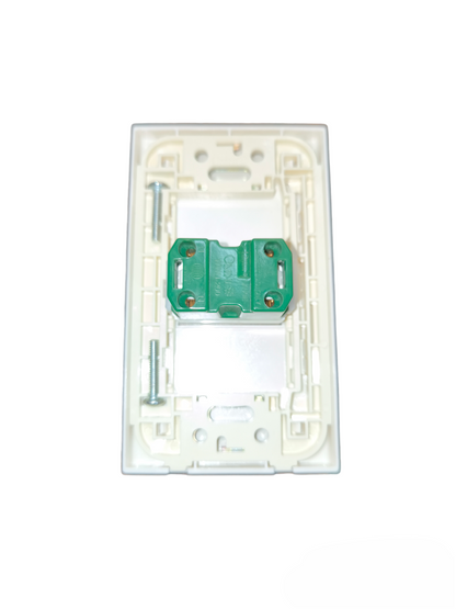 Omni 1 Gang Universal Outlet 15A 250V with Plate Cover WWP-110+WWU-200