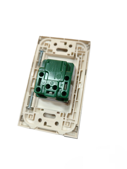 Omni Universal Outlet with Ground 16A 250V with Center Plate Cover WWP-111S+WWG-203