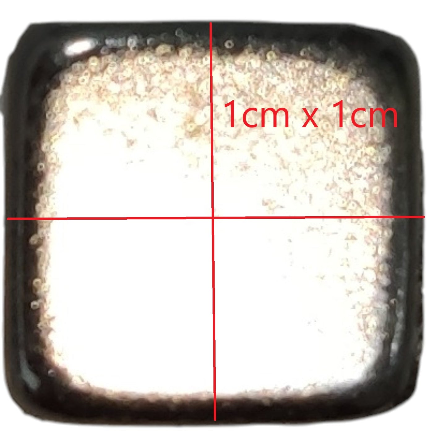 Square container with sand and a red line marking 1cm x 1cm
