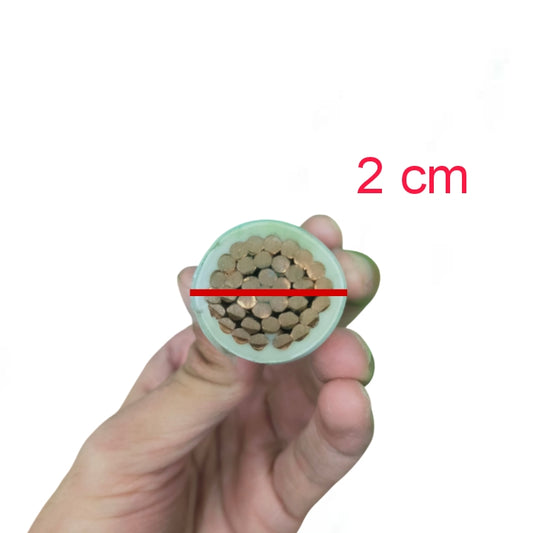 Hand holding a cross-section of a cable with a measurement of 2 cm on a white background