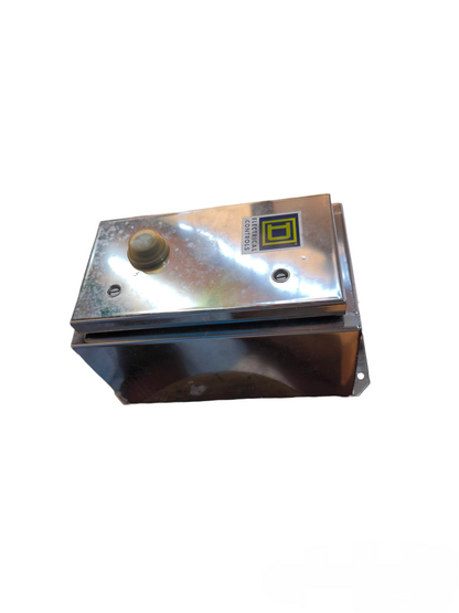 Square D Magnetic Starter Nema Size 0 280V 3 Phase 3HP electrical switch with metal casing