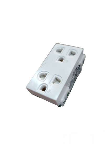 Omni duplex universal outlet 16A 250V in white, designed for multiple device connections