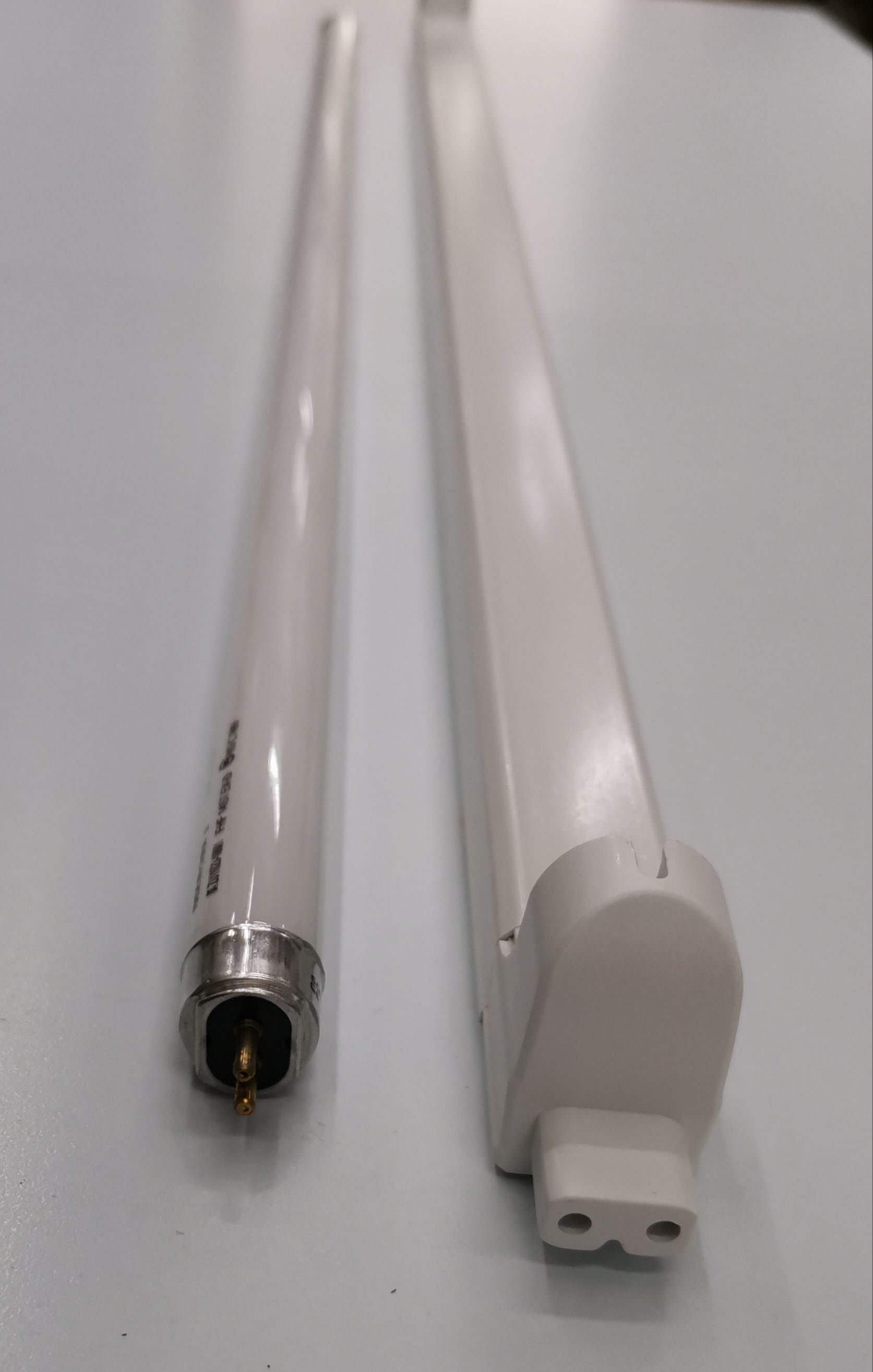 Philips 14W T5 fluorescent tube daylight with a slim design for bright lighting solutions