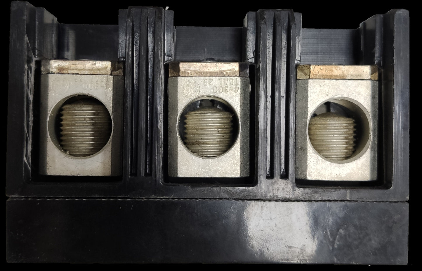 GE 175A 3 Phase 3 Pole Circuit Breaker electrical component with three connection terminals