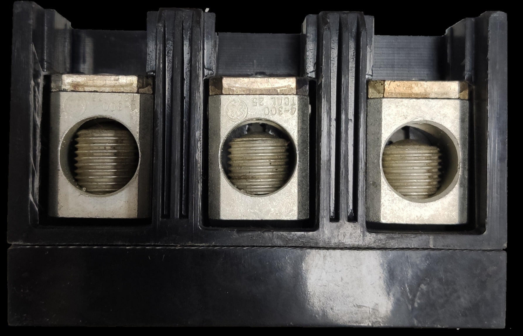 GE 175A 3 Phase 3 Pole Circuit Breaker electrical component with three connection terminals