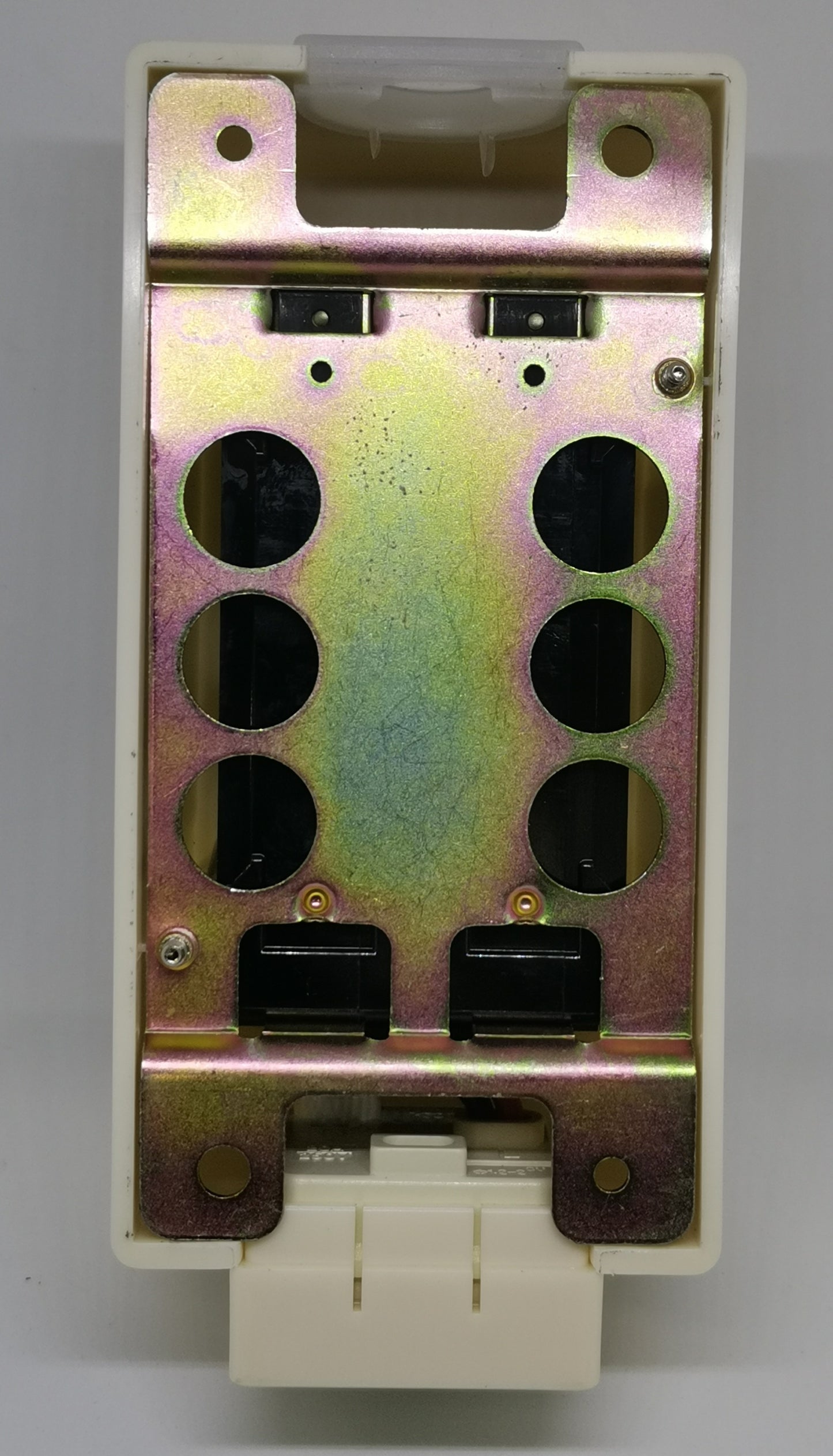 Koten 15A circuit breaker with outlet metallic mounting plate and electrical component base