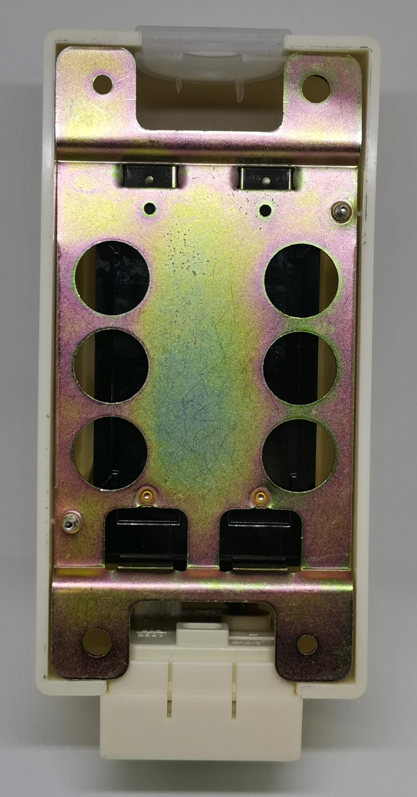 Koten 20A pole circuit breaker with outlet 220V showing metallic internal component and white casing