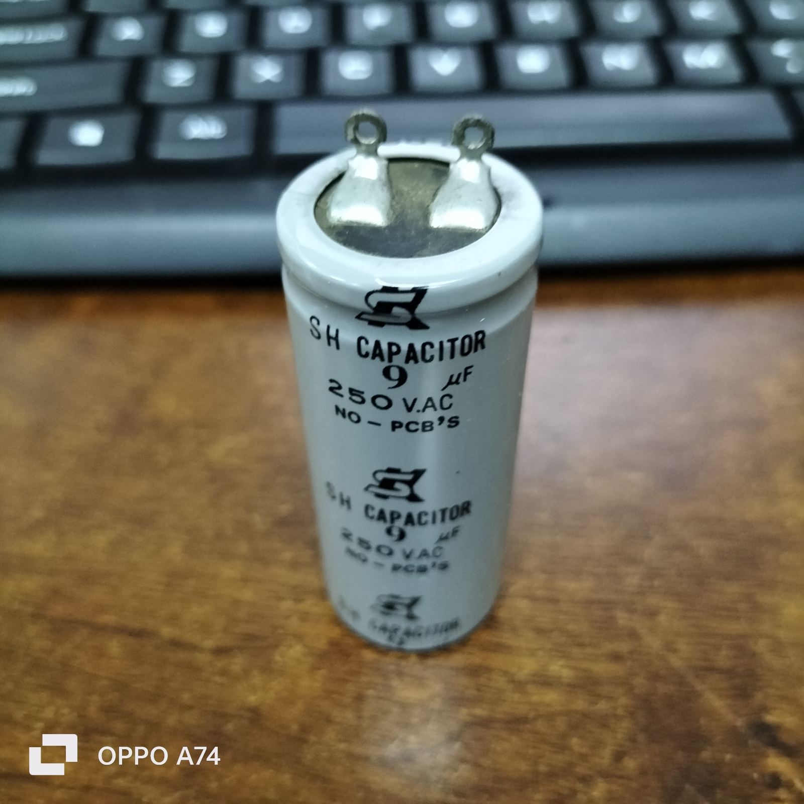 SH Motor Run Capacitor 9UF 250 VAC white cylindrical electrical component for circuits