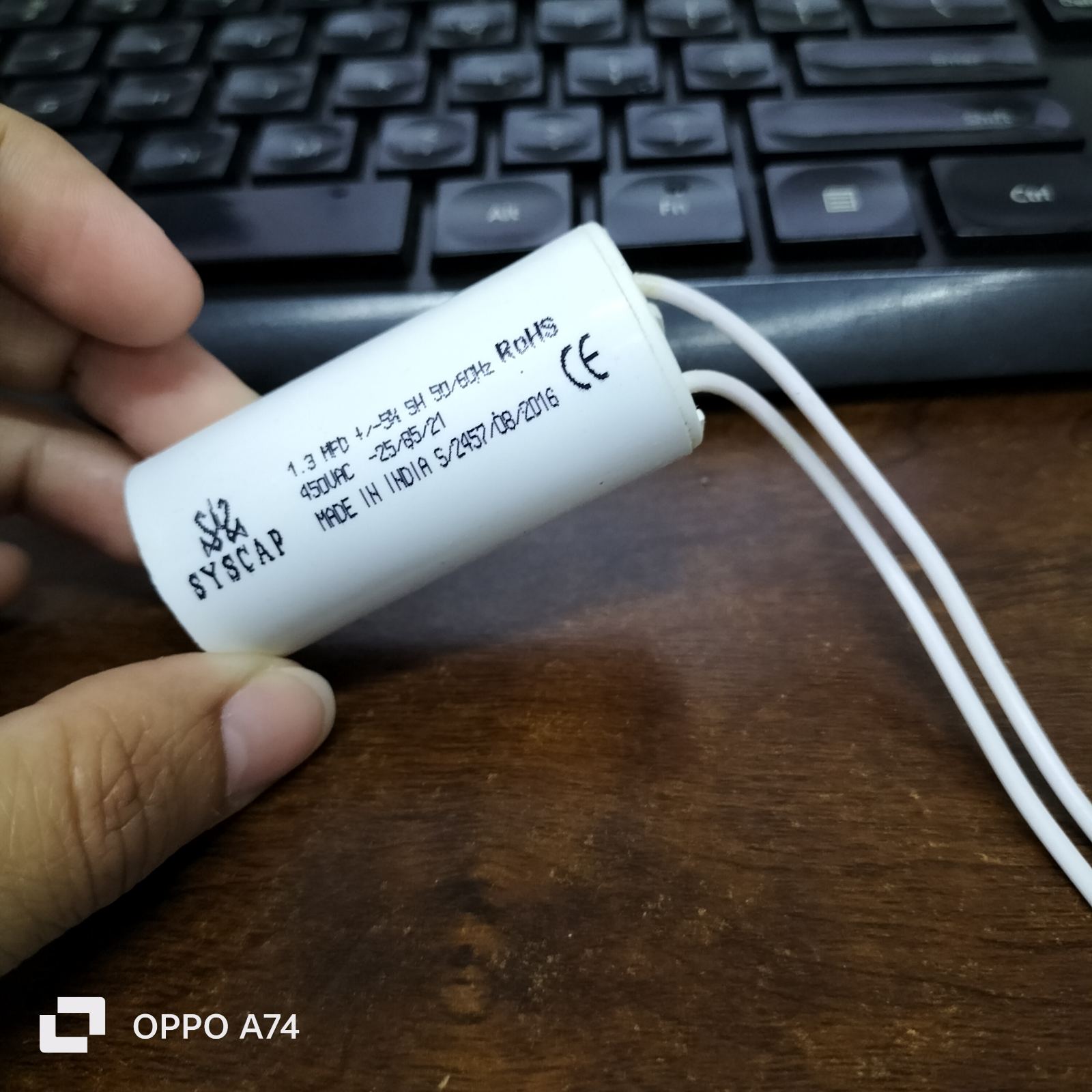 Syscap motor running capacitor 450V AC for electrical applications, featuring compact design and durable build