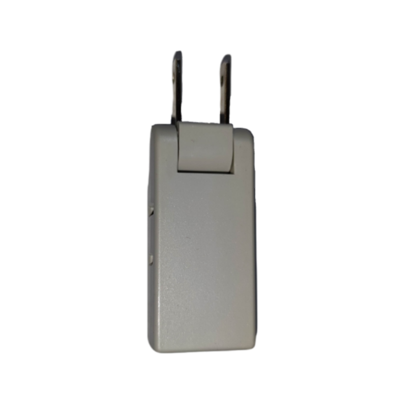 Omni 10A 250V electrical adaptor with compact design and foldable prongs for convenient use