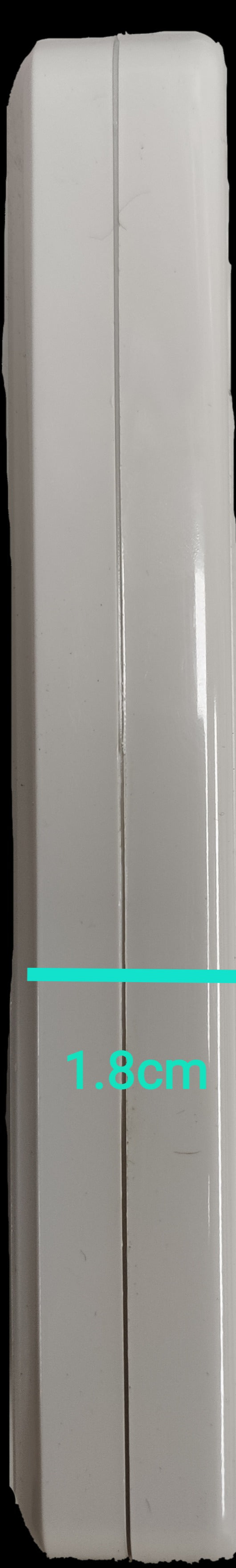 Slim side view of Omni 4 gang extension outlet showing 1.8 cm thickness in white color