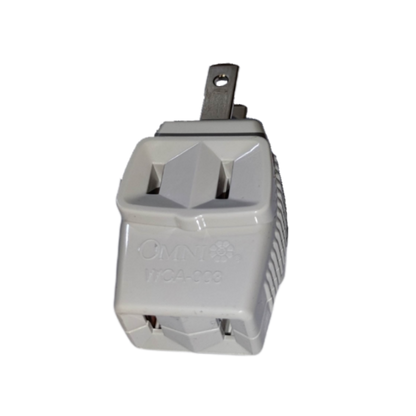 Omni triple top adaptor 10A 250V with multiple outlets for versatile connectivity