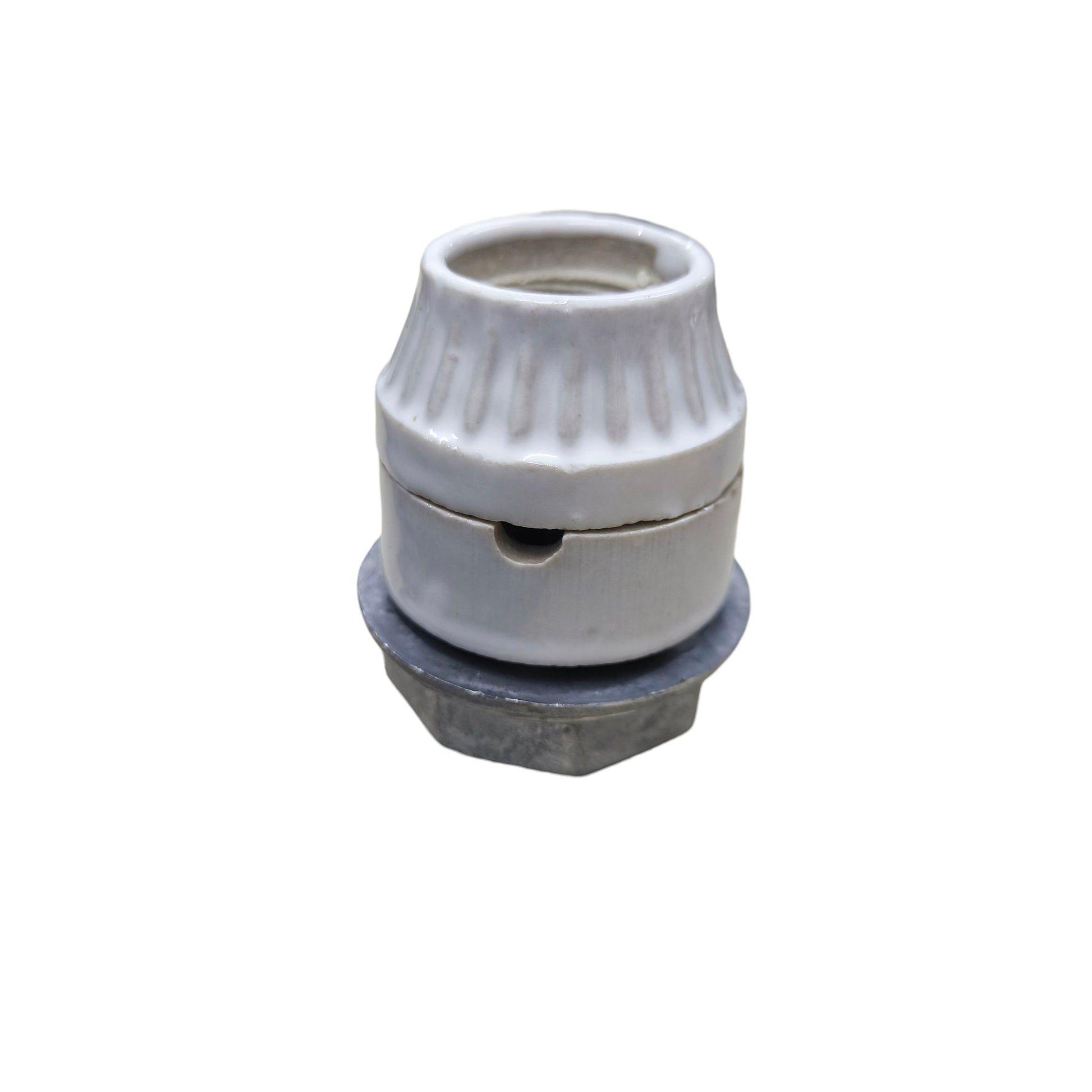 Amco porcelain E27 socket with bracket for secure and stylish lighting installations