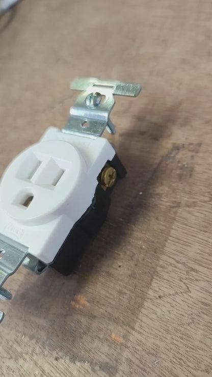 Eagle Flat Pin with Ground 15A 250V CAT 817C