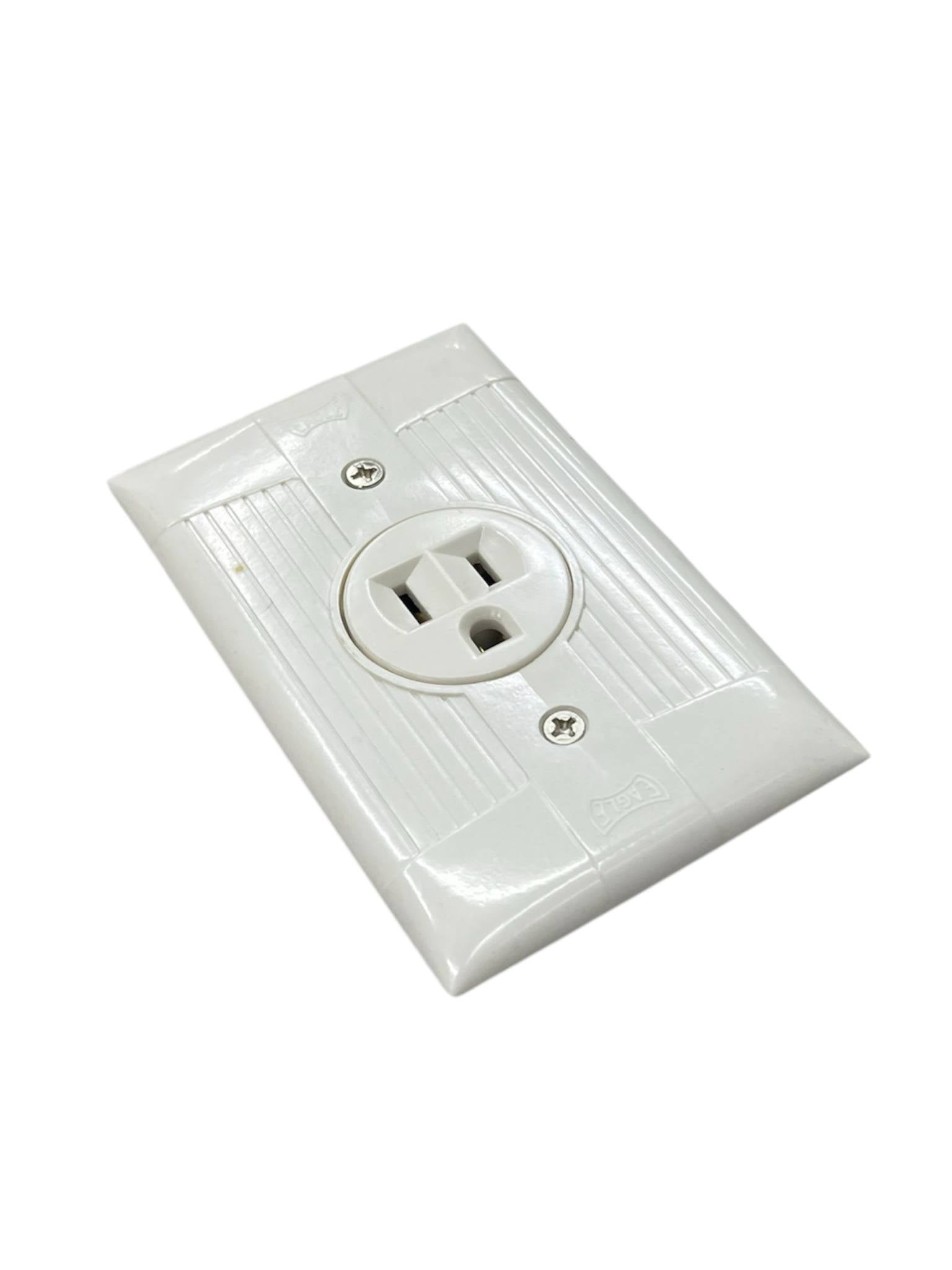 817/131-CEagle 1 Gang Outlet with Plate Cover White or Cream 15A 250V 817/131-C