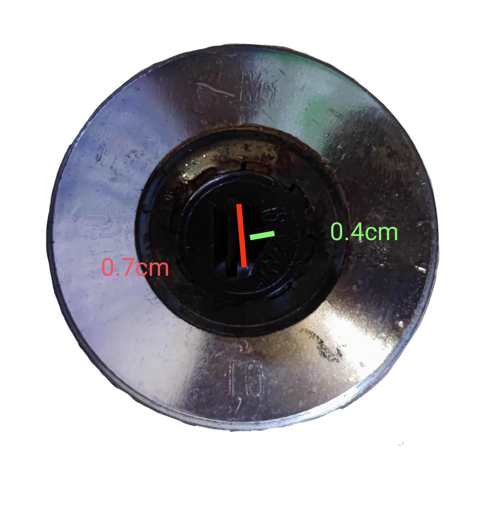 Round metal plate control knob for kitchen stove with central plastic insert and 0.7 cm 0.4 cm measurements