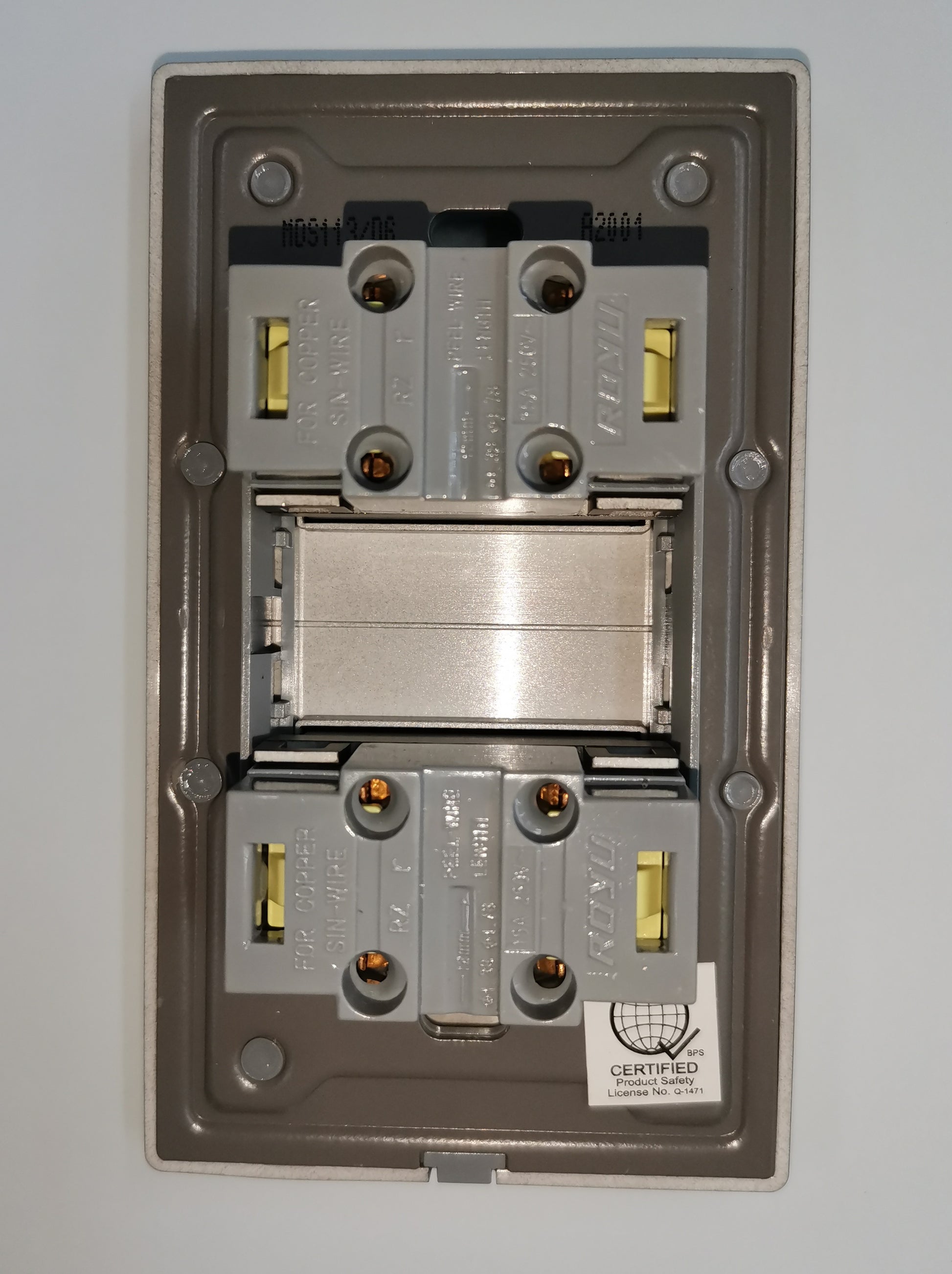 Royu dark gray plano series outlet power point with multiple plug sockets and durable casing