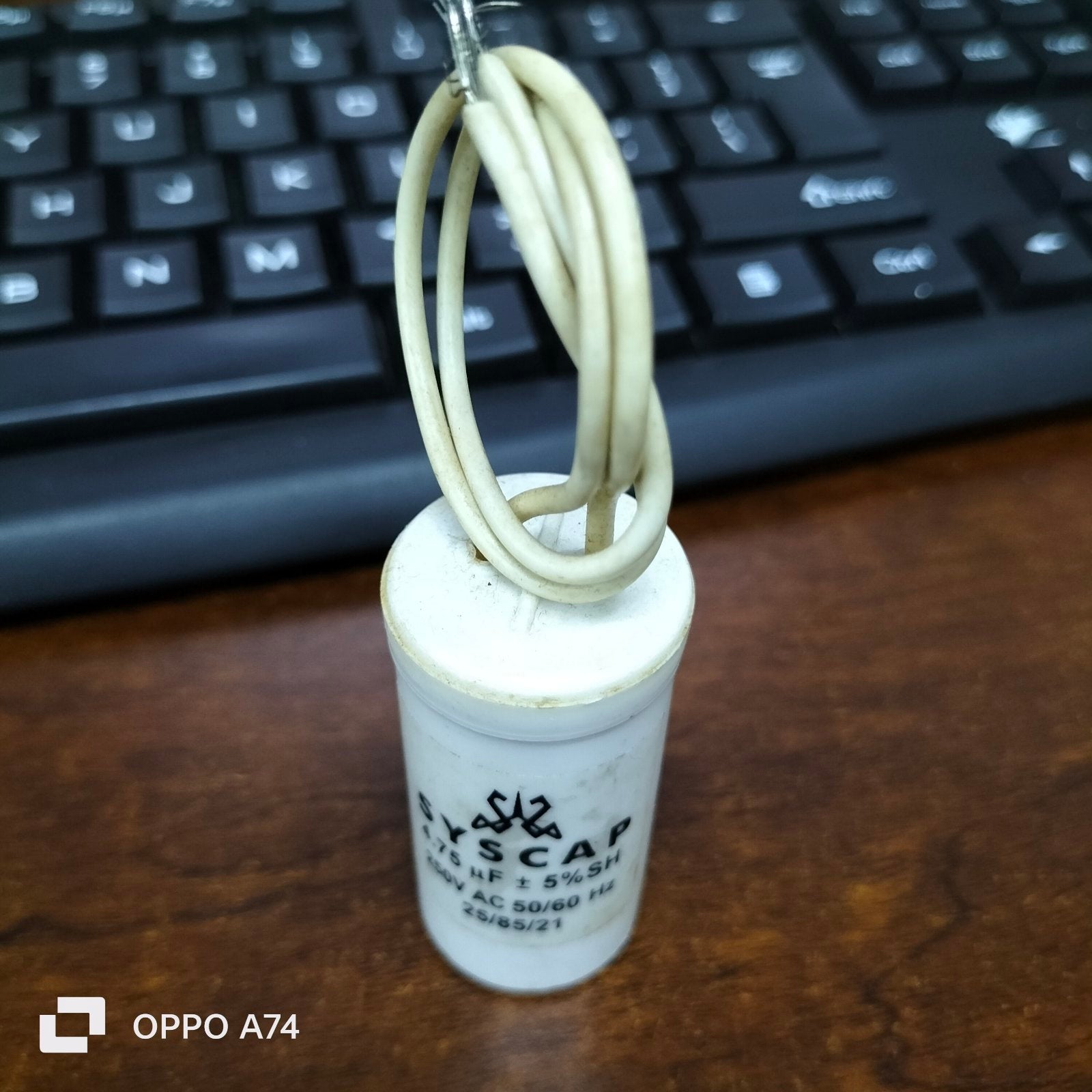 Syscap running capacitor 250V for motor with white casing and attached wires