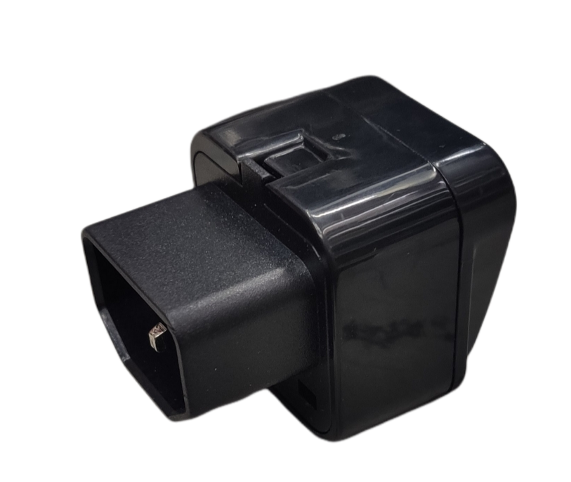 Universal Outlet C14 adapter 220V 5A in black for seamless electrical connectivity