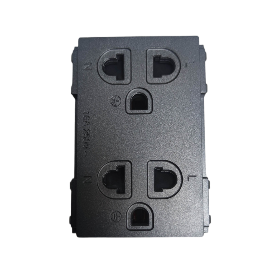 Omni universal outlet with ground 16A 250V featuring four sockets for versatile power access
