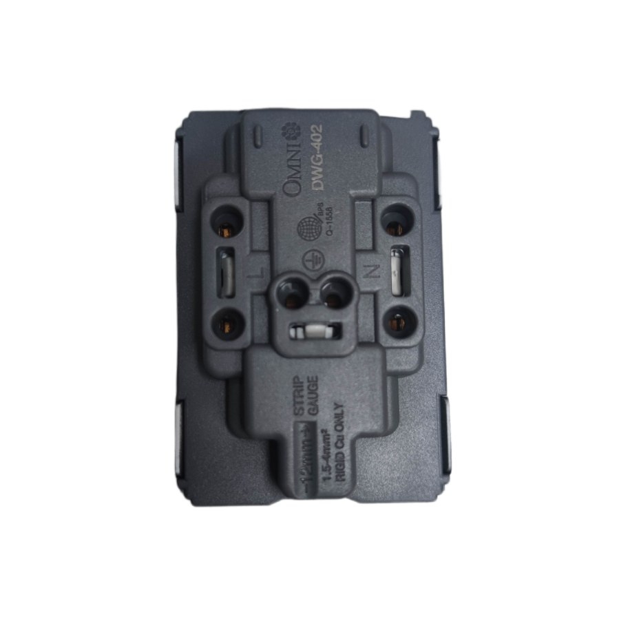 Omni universal outlet with ground 16A 250V for safe and versatile electrical connections