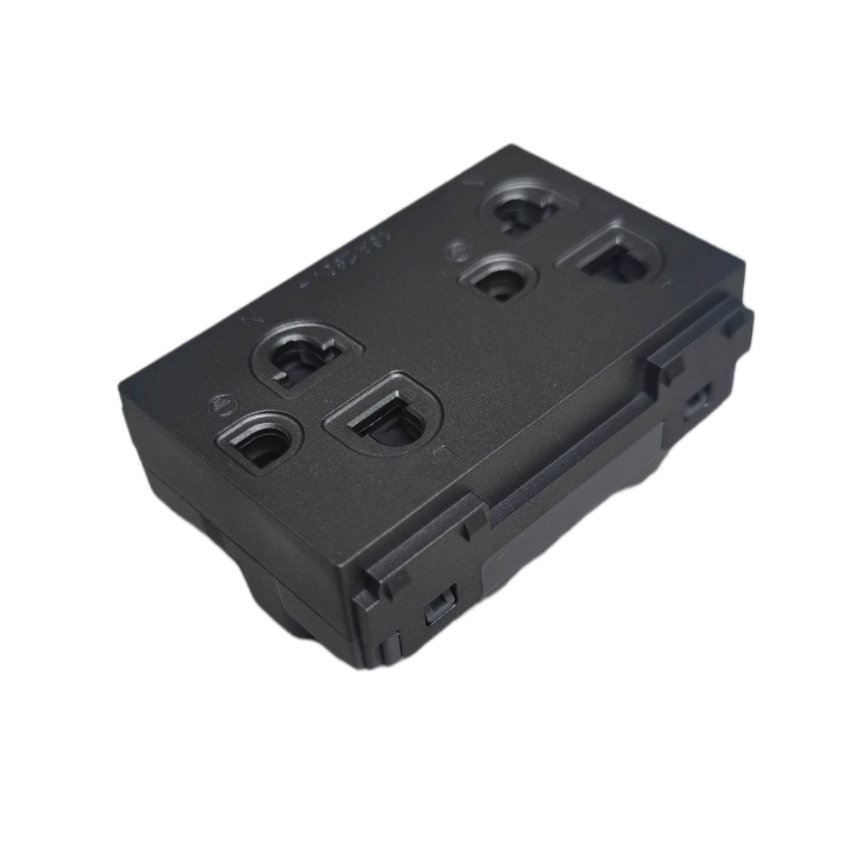 Omni universal outlet with ground 16A 250V designed for safe and versatile electrical connections