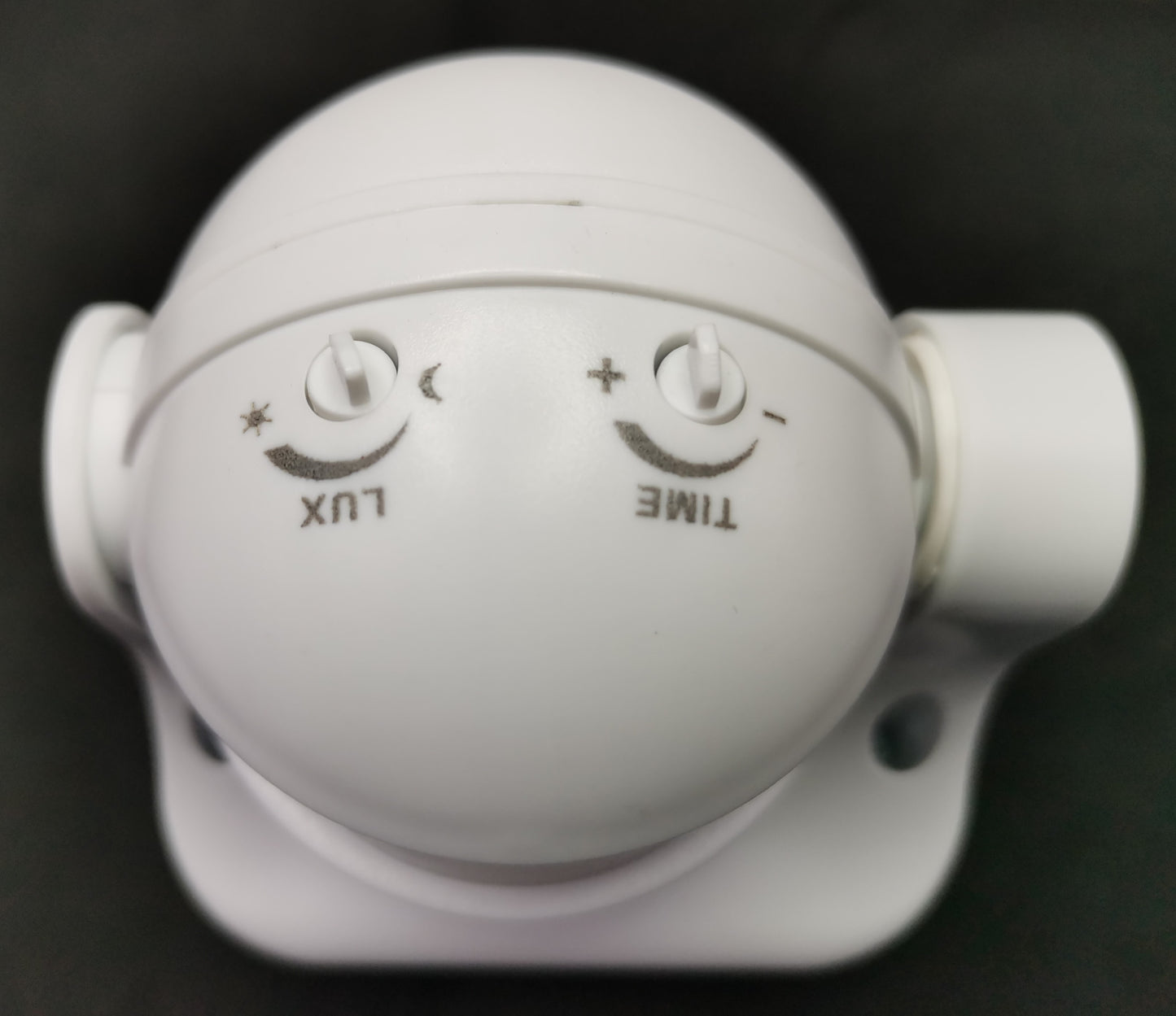 White dome PIR Motion Sensor 5A 220V with lux and time adjustment knobs and swivel mounting bracket