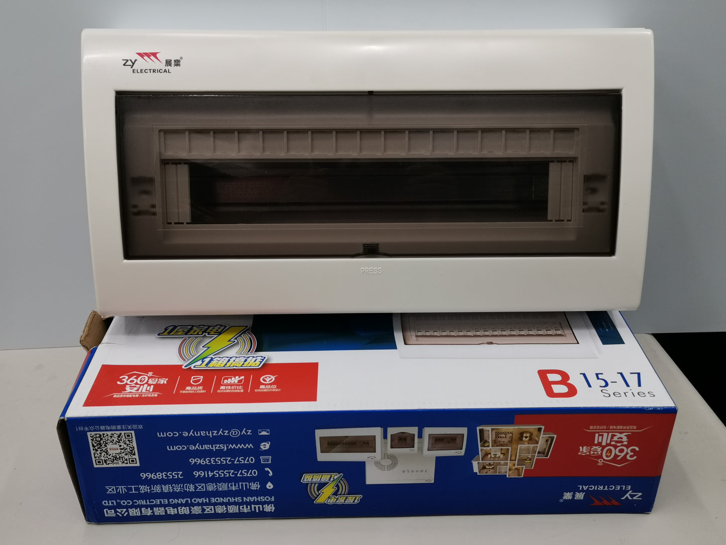 ZY 17 Ways Distribution Box Surface electrical panel with transparent cover on packaging box